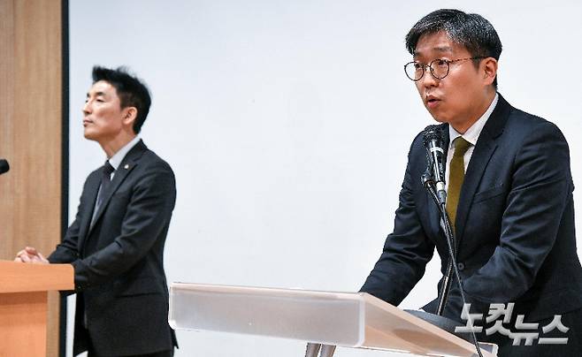 '12·3 비상계엄' 사태 핵심 피의자 김용현 전 국방부 장관 측의 변호인단인 유승수(오른쪽), 이하상 변호사가 26일 오전 서울 서초구 한국 컨퍼런스센터에서 김 전 장관의 입장을 전하고 있다. 박종민 기자