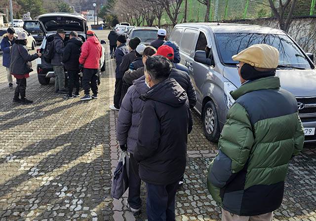 ▲지난 3일 낮 태백지역 기독교단체에서 제공하는 사랑의 도시락을 받기 위해 정선군 고한읍 하나의원 앞공터에 줄을 서 있는 앵벌이들 모습. ⓒ프레시안