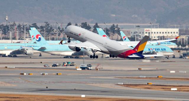 인천공항 계류장과 활주로의 대한항공과 아시아나 항공기. 인천=뉴스1