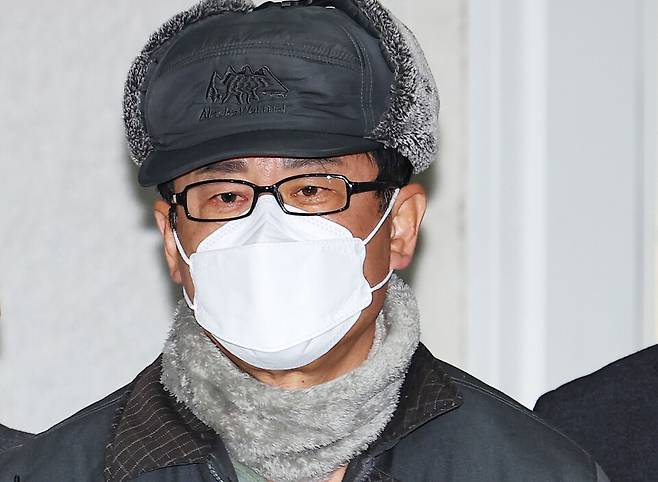 '12·3 비상계엄' 기획에 관여한 혐의로 구속된 노상원 전 국군정보사령관이 지난 24일 서울 은평구 서울서부경찰서에서 검찰로 송치되고 있다. ⓒ연합뉴스