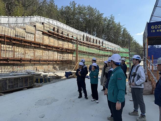 최희숙 한국토지주택공사 부산·울산지역본부장 등 직원이 올 3월 울산의 한 행복주택 현장을 찾아 해빙기 특별안전점검을 하고 있다. ⓒ한국토지주택공사 부산·울산지역본부