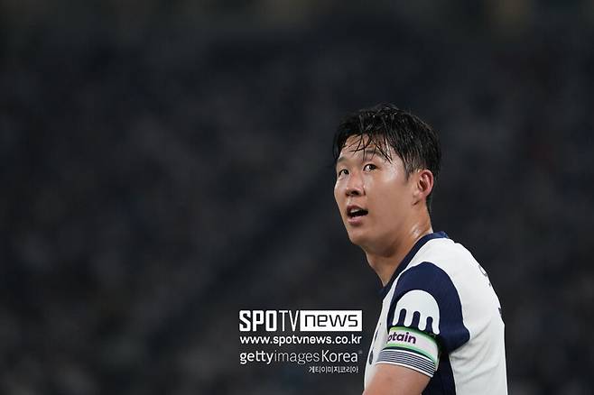 ▲ 2024-25시즌을 마지막으로 손흥민과 계약이 끝나게 되면서 팬들은 재계약 여부에 관심을 쏟았다. 토트넘이 손흥민에게 종신 계약을 제시할 수 있다는 장밋빛 예상이 지배적이었으나 해가 바뀌기 직전까지 토트넘은 침묵을 지키고 있다.