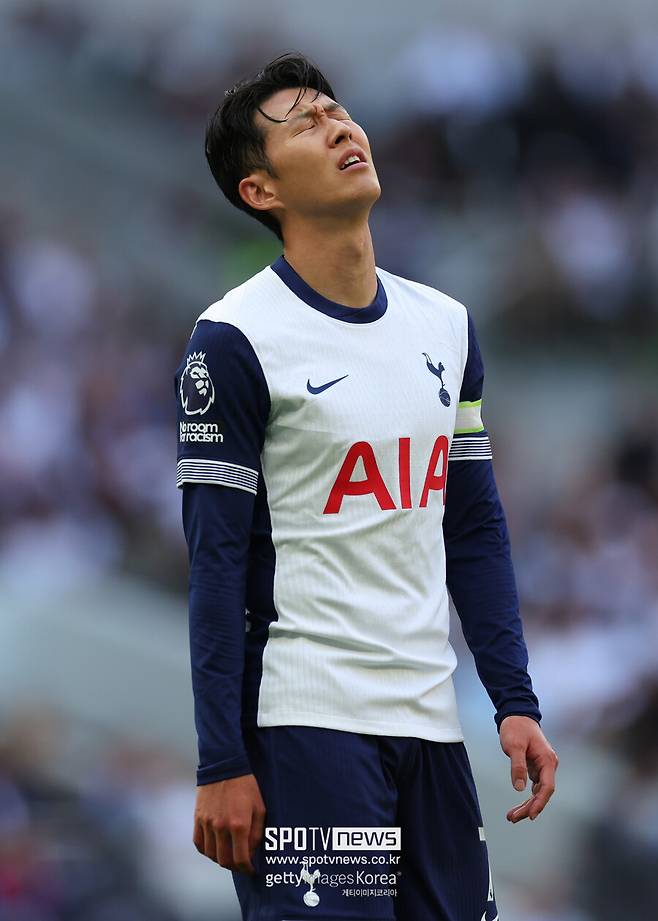 ▲ 손흥민은 토트넘 주전급 선수부터 어린 선수들까지 영향력을 뻗치고 있어 라커룸의 정신적인 지주다. 일각에선 "토트넘이 손흥민을 보낸다면 숙원의 과제였던 우승을 할 수 없을 것"이라고 경고할 정도다.