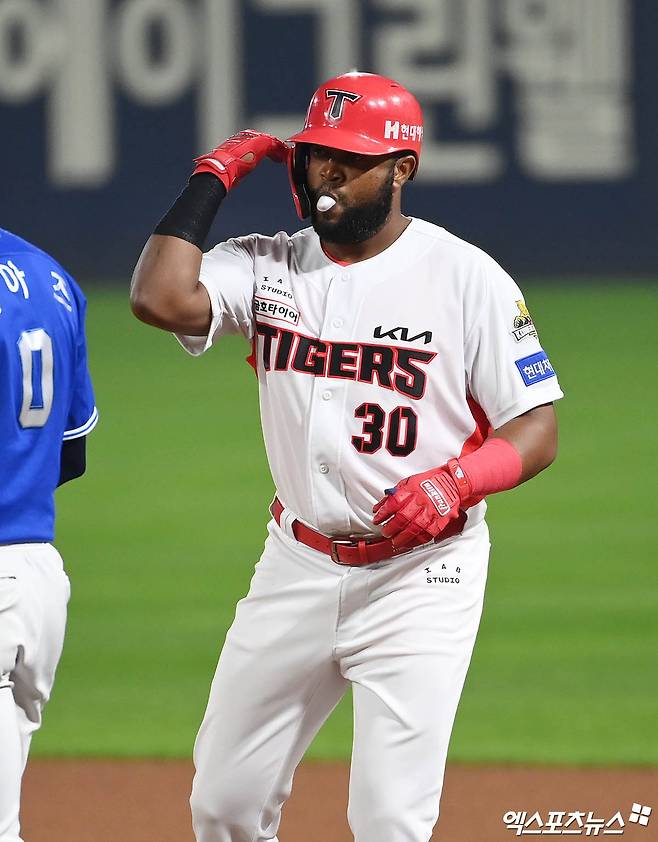 KIA 구단은 26일 계약금 20만 달러, 연봉 80만 달러 등 총액 100만 달러에 위즈덤 영입을 공식 발표했다. 그리고 기존 외국인 타자 소크라테스 브리토에 대한 보류권을 포기할 계획이다. 엑스포츠뉴스 DB