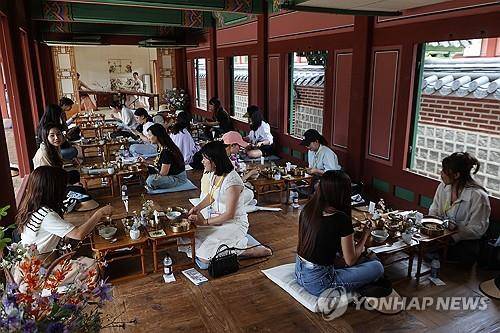 궁궐에서 특별한 하루 '한낮의 시식공감' 궁궐에서 특별한 하루 '한낮의 시식공감'
(서울=연합뉴스) 류효림 기자 = 1일 서울 경복궁 소주방에서 열린 '한낮의 시식공감' 다문화가정 결혼 이민자 초청 행사에서 참석자들이 궁중음식을 맛보고 있다. 2024.7.1
ryousanta@yna.co.kr