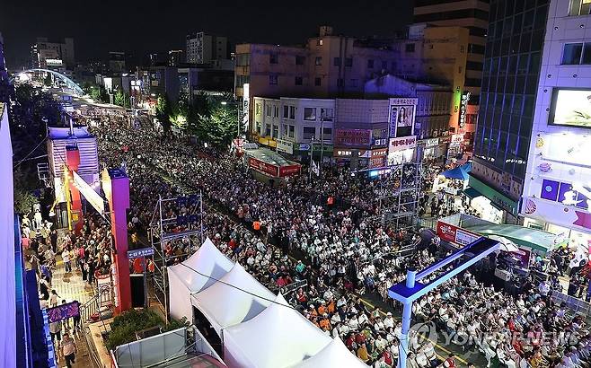 대전 0시 축제 개막 (대전=연합뉴스) 대전지역 대표 축제인 '대전 0시 축제'가 지난 9일 개막했다. 0시 축제는 9일 일정으로 중앙로 일원에서 열린다. 사진은 축제 개막식 모습. 2024.8.10 [대전시 제공. 재판매 및 DB 금지]
