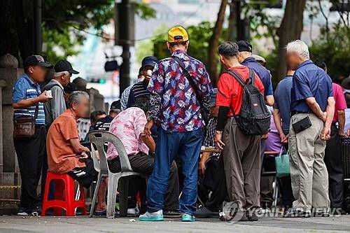 탑골공원의 노인들 자료사진 [연합뉴스 자료사진]