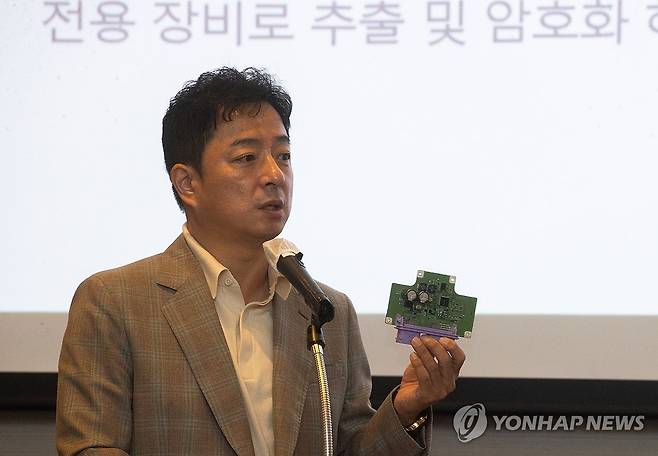 자동차 급발진 의심사고 기록 EDR 장치 [연합뉴스 자료사진]