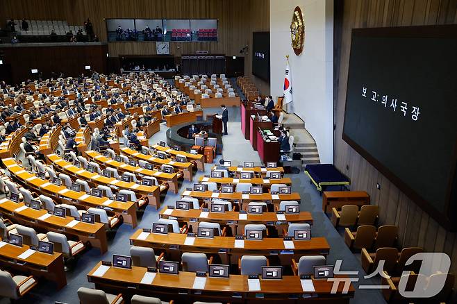 정명호 국회 의사국장이 26일 오후 서울 여의도 국회에서 열린 제420회국회(임시회) 제1차 본회의에서 한덕수 대통령 권한대행 탄핵안을 보고하고 있다. 2024.12.26/뉴스1 ⓒ News1 안은나 기자