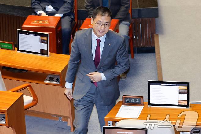 김상욱 국민의힘 의원이 26일 오후 서울 여의도 국회에서 열린 제420회국회(임시회) 제1차 본회의에서 헌법재판소 재판관(마은혁, 정계선, 조한창) 선출안 무기명 투표를 마친 후 자리로 향하고 있다. 2024.12.26/뉴스1 ⓒ News1 안은나 기자