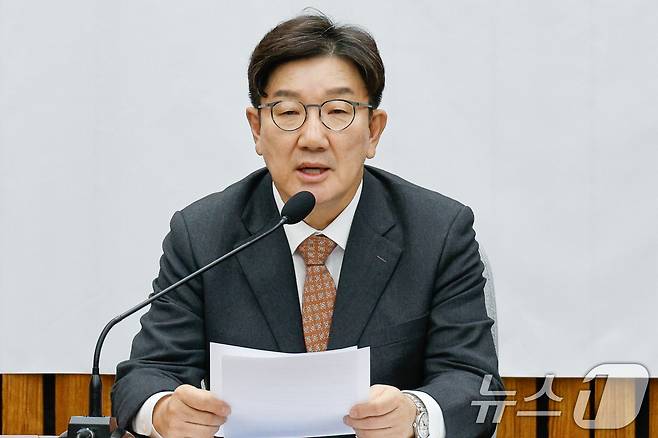 권성동 국민의힘 당대표 권한대행 겸 원내대표가 27일 오전 서울 여의도 국회에서 열린 원내대책회의에 참석해 모두 발언하고 있다. 2024.12.27/뉴스1 ⓒ News1 안은나 기자