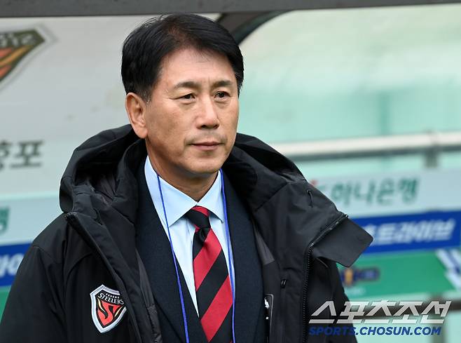 30일 서울월드컵경기장에서 열린 포항 스틸러스와 울산 HD의 2024 코리아컵 결승전, 경기 시작을 기다리는 박태하 포항 스틸러스 감독. 상암=허상욱 기자 wook@sportschosun.com/2024.11.30/