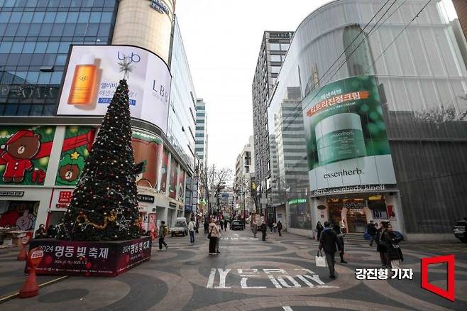 대통령의 비상계엄 발표를 비롯한 혼란스러운 정국 여파로 외국인 관광객 유입이 줄어들 것으로 우려되는 13일 서울 중구 명동거리가 한산한 모습을 보이고 있다. 강진형 기자