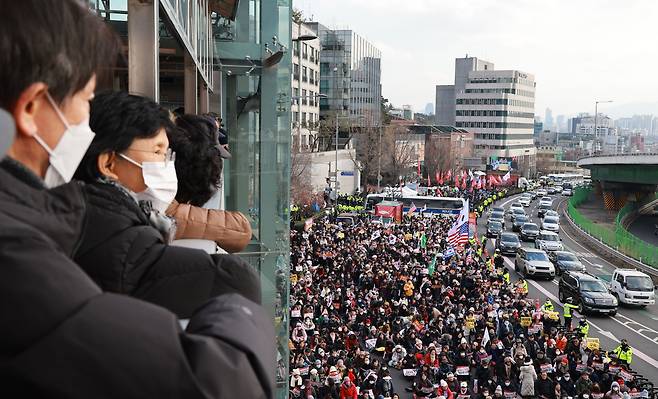 크리스마스인 지난 25일 서울 용산구 한남동 대통령 관저 앞에서 탄핵 찬반 양측에서 각각 집회를 하고 있다. /연합뉴스