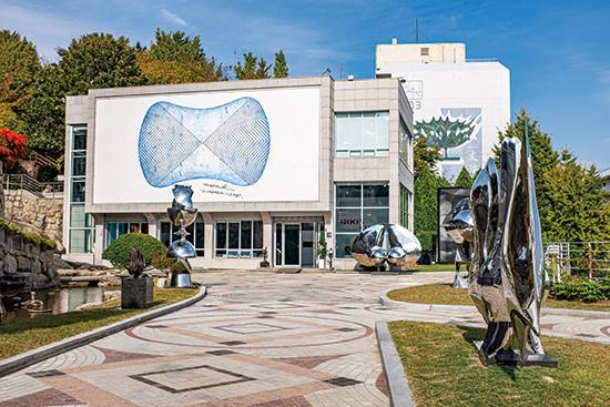 세계적인 거장인 문신의 작품을 모아놓은 문신기념관