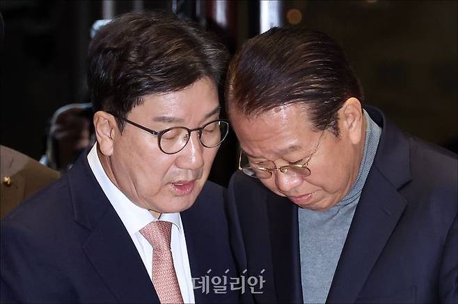 국민의힘 권성동 대표권한대행 겸 원내대표와 비대위원장으로 지명된 권영세 의원이 26일 오전 국회에서 열린 국민의힘 의원총회에서 인사를 나누며 대화를 하고 있다. ⓒ데일리안 홍금표 기자