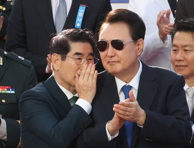 윤석열 대통령이 국군의날인 지난 10월1일 오후 서울 광화문광장에서 열린 국군의날 기념 시가행진행사에서 김용현 국방부 장관과 이야기하고 있다. 김태형 기자 xogud555@hani.co.kr