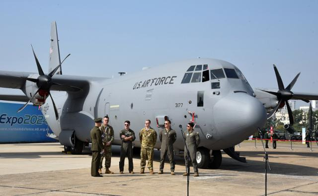 베트남 하노이에서 열린 '국제방위엑스포 2024'에 참석한 미국 육·공군이 19일 미국 C-130J 허큘리스 수송기 앞에서 대화를 나누고 있다. C-130J는 장갑차를 포함해 최대 20톤의 화물을 수송할 수 있는 것으로 알려져 있다. 하노이=허경주 특파원