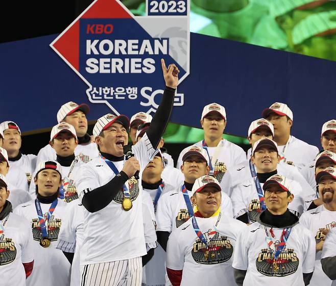 13일 서울 잠실야구장에서 열린 2023 KBO 프로야구 포스트시즌 LG트윈스와 kt위즈의 한국시리즈 5차전 경기에서 LG트윈스가 6대 2로 승리, 시리즈 전적 4승 1패로 통합우승을 차지했다. 시상식에서 주장 오지환이 팬들에게 인사하고 있다. 잠실=김민규 기자 mgkim1@edaily.co.kr&nbsp;