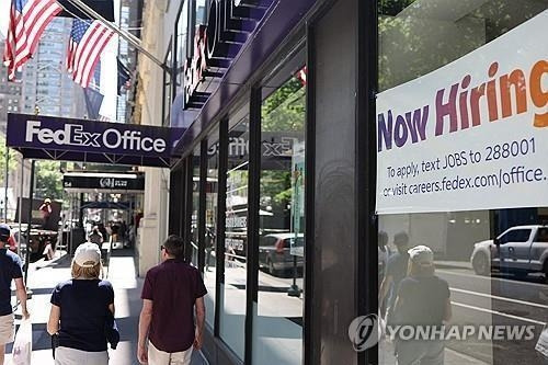 뉴욕시 페덱스 사무실의 구인광고. AFP 연합뉴스