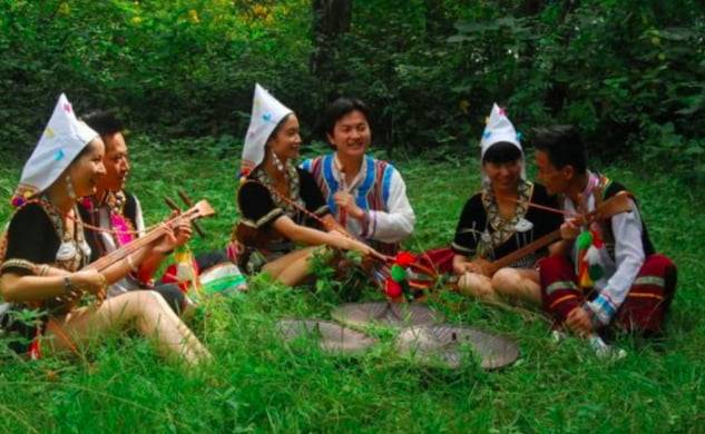 이체족 남녀가 들판에서 대화를 나누고 있다. [사진 = SCMP 캡처]