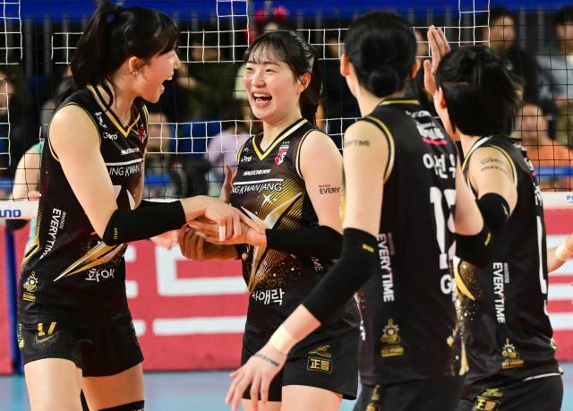 프로 첫 득점 후 동료들의 축하를 받는 전다빈 / KOVO(한국배구연맹)