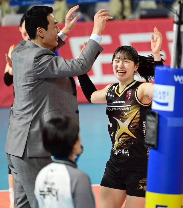 프로 첫 득점 후 고희진 감독에게 달려가 기쁨을 함께 나눈 전다빈 / KOVO(한국배구연맹)