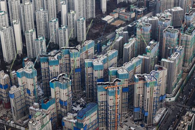 25일 서울 시내 아파트 신축 현장 모습. <연합뉴스>