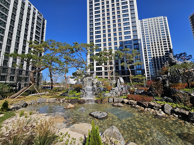 제일건설 ‘전곡역 제일풍경채 리버파크’ 단지 내 조경시설. [제일건설]