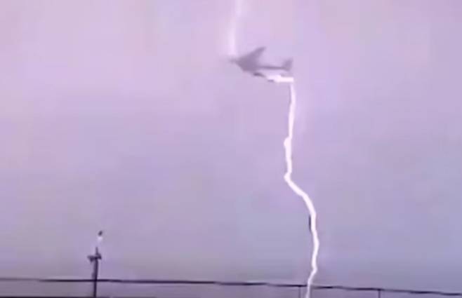 지난 22일 벨기에 브뤼셀 공항에서 이륙 후 벼락을 맞는 투이 항공사의 항공기.