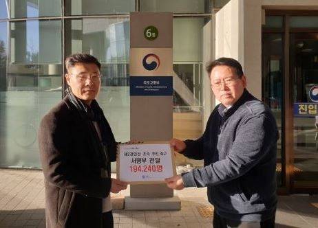 인천시 남동구는 27일 제2경인선 건설사업의 조속한 추진을 촉구하는 서명부를 기획재정부와 국토교통부에 전달했다