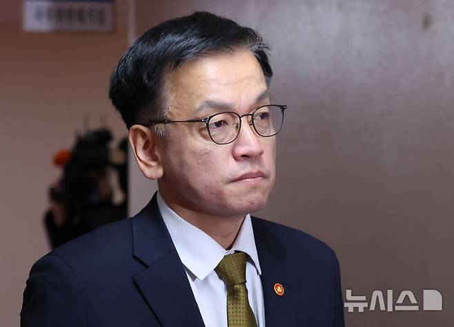 [서울=뉴시스] 조수정 기자 = 최상목 경제부총리 겸 기획재정부 장관이 27일 서울 종로구 정부서울청사에서 임시 국무위원 간담회를 주재하기 위해 회의실로 입장하고 있다. 2024.12.27. chocrystal@newsis.com