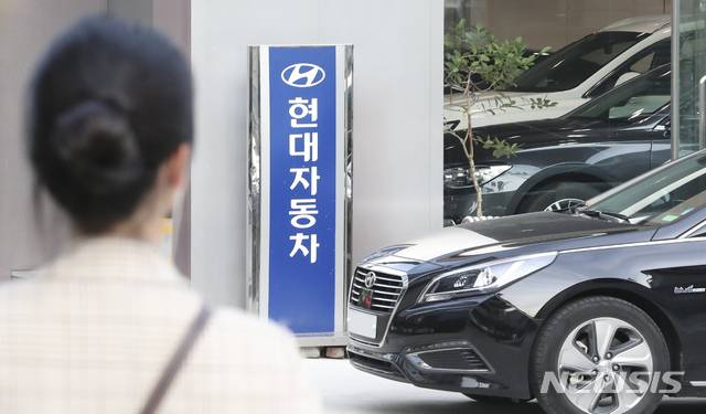 【서울=뉴시스】최진석 기자 =  25일 현대차가 3분기 최악의 실적을 받아든 가운데 주가도 곤두박질치고 있다. 하루 만에 주가가 6%가량 급락했고 시가총액도 약 1조5000억원이 증발했다.현대차 주가 급락의 주요 요인으로는 3분기 부진한 실적이 꼽힌다. 현대차는 이날 3분기 연결기준 잠정 영업이익이 전년 동기 대비 76% 하락한 2889억원이라고 공시했다. 당기순이익도 67.4% 급감한 3060억원으로 집계됐다. 사진은 이날 오후 서울 현대차 대리점의 모습.  2018.10.25.myjs@newsis.com