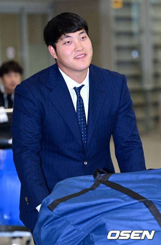 [OSEN=인천공항, 최규한 기자] 조상우가 입국장을 나서고 있다. 2024.03.06 / dreamer@osen.co.kr