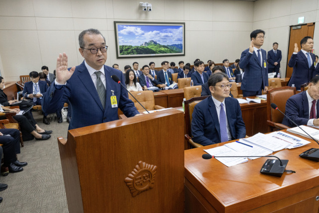 ▲정인섭 한화오션 거제사업장 사장이 지난 10월 15일 오후 서울 여의도 국회에서 열린 환경노동위원회의 경제사회노동위원회, 중앙노동위원회, 최저임금위원회 등에 대한 국정감사에서 선서하고 있다. ⓒ연합뉴스