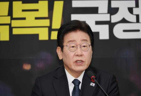 이재명 대표 발언 - 더불어민주당 이재명 대표가 27일 오전 서울 여의도 국회에서 열린 최고위원회의에 참석해 발언하고 있다. 연합뉴스