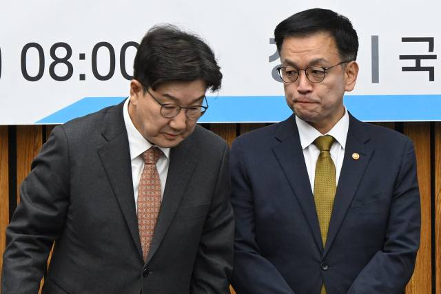 권성동(왼쪽) 국민의힘 대표 권한대행 겸 원내대표와 최상목(오른쪽) 부총리 겸 기획재정부 장관이 27일 국회에서 열린 '내수경기활성화 민당정협의회'에 참석하고 있다. 오승현 기자