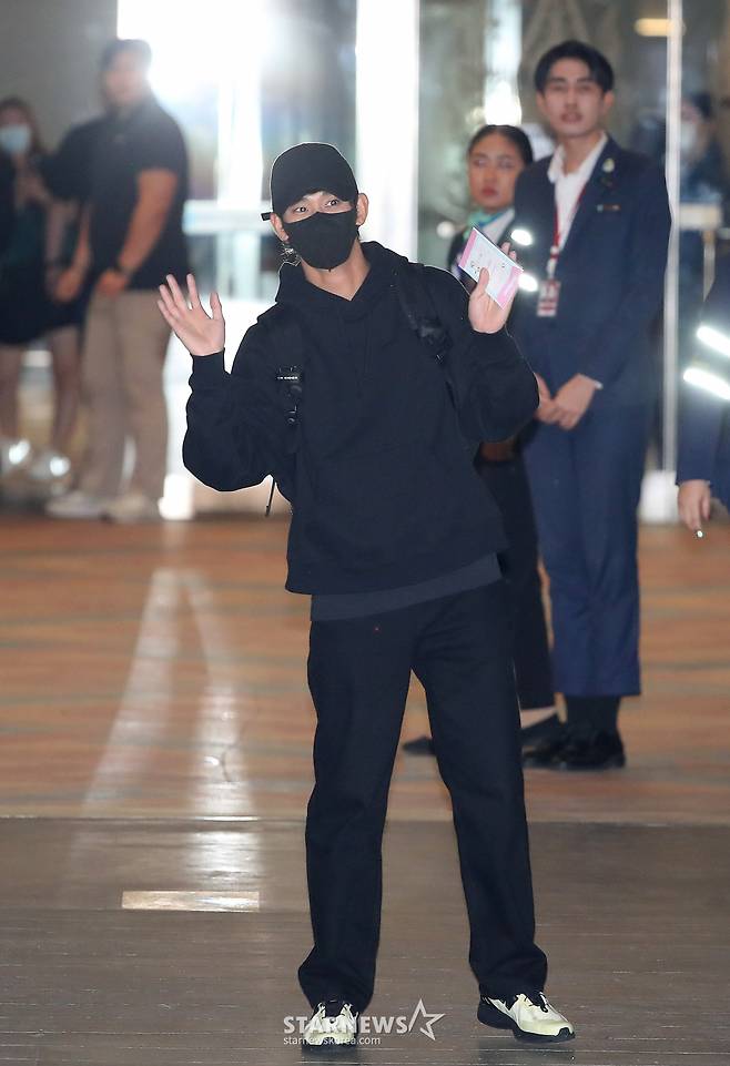 김수현 '기다려준 팬들에게 반갑게'[★포토]