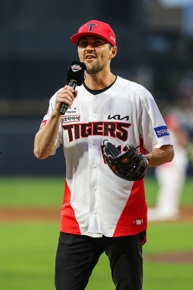 KIA의 제임스 네일이 지난 9월 광주 키움전에서 시구 후 팬들에게 인사하고 있다. /사진=KIA 타이거즈 제공
