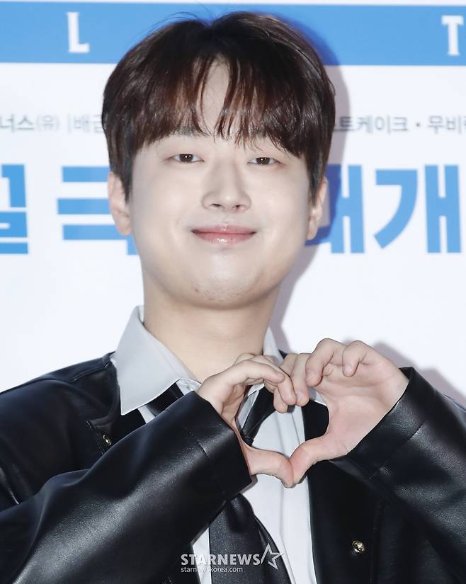 (서울=뉴스1) 권현진 기자 = 가수 이찬원이 23일 오후 서울 송파구 롯데시네마 월드타워점에서 열린 영화 '파일럿' VIP시사회에서 포즈를 취하고 있다.  '파일럿'은 스타 파일럿에서 하루아침에 실직자가 된 ‘한정우’(조정석 분)가 파격 변신 이후 재취업에 성공하며 벌어지는 코미디다. 2024.7.23/뉴스1  Copyright (C) 뉴스1. All rights reserved. 무단 전재 및 재배포,  AI학습 이용 금지. /사진=(서울=뉴스1) 권현진 기자