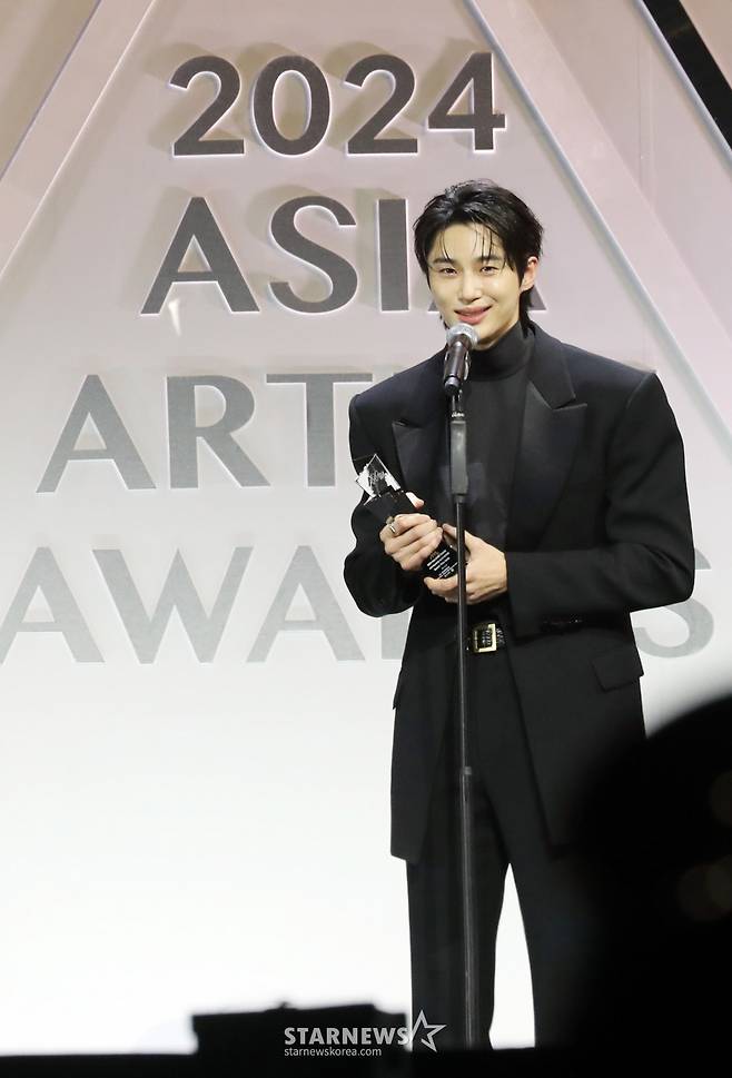 배우 변우석이 27일 오후 태국 방콕 임팩트 챌린저 홀 1-2(IMPACT Challenger Hall 1-2)에서 열린 '제 9회 아시아 아티스트 어워즈'(The 9th Asia Artist Awards')' 에서 AAA Popularity 상을 수상하고 소감을 말하고 있다.  2024.12.27 /사진=임성균 tjdrbs23@
