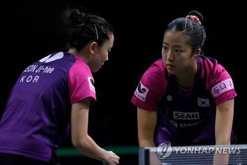 세계선수권 여자복식 호흡을 맞춘 전지희(왼쪽)와 신유빈 [AFP=연합뉴스]