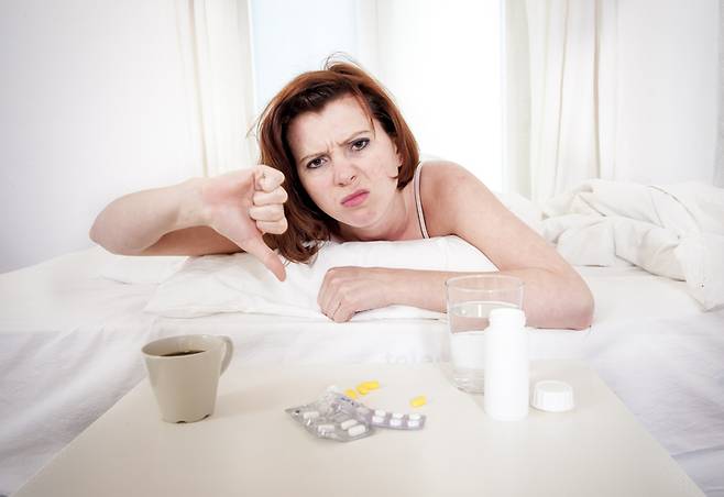 술을 빨리 깨려고 한 행동들이 오히려 숙취 증상을 악화시킬 수 있어 주의해야 한다. [사진= 게티이미지뱅크]