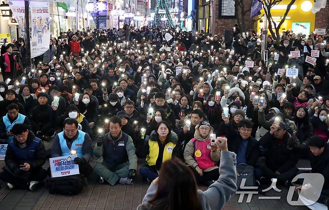 지난 4일 오후 대구 중구 동성로에서 열린 '윤석열 퇴진 대구시민 시국대회'에 참여한 시민들이 윤석열 대통령 퇴진을 촉구하고 있다. 2024.12.4/뉴스1 ⓒ News1 공정식 기자