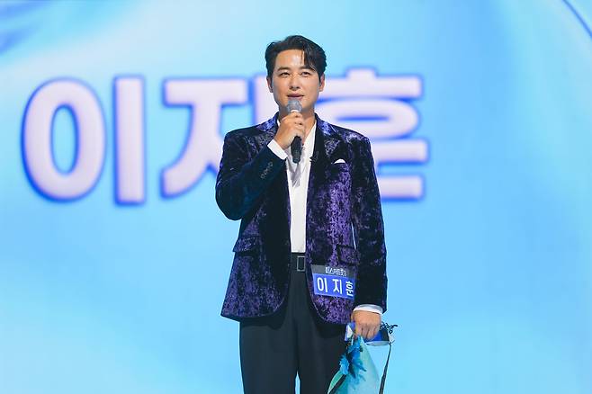 ‘은하늘’이란 가명에 가면을 쓰고 등장한 가수 이지훈. /TV조선