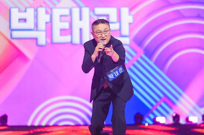뛰어난 고음으로 감탄을 자아내며 올하트를 받았다. 신설된 ‘OB부’ 63세 박태관씨. /TV조선