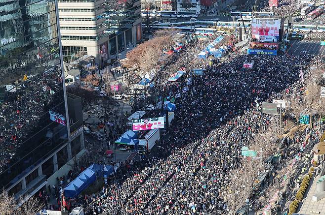 28일 서울 종로구 세종대로에서 열린 대한민국바로세우기국민운동본부 주최 '자유민주주의 수호 광화문 국민혁명대회'에서 참가자들이 구호를 외치고 있다. /뉴스1