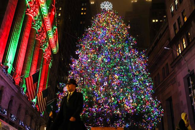 뉴욕증권거래소(NYSE) 밖에 전시된 크리스마스 트리. / AFP 연합뉴스