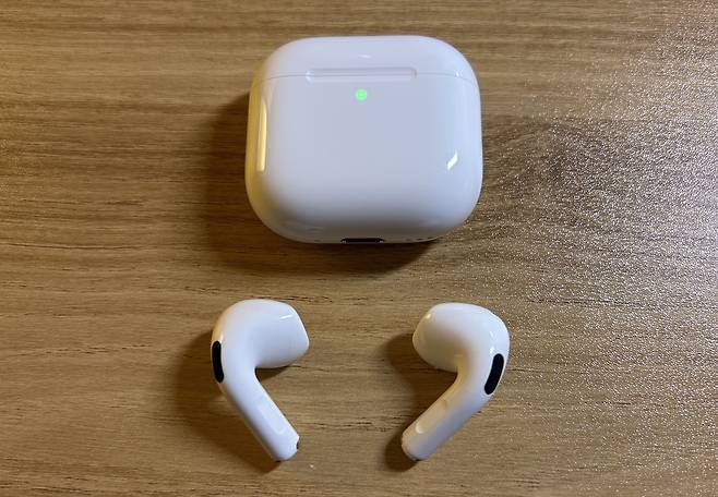 에어팟4의 충전 케이스(위)와 유닛./김민국 기자