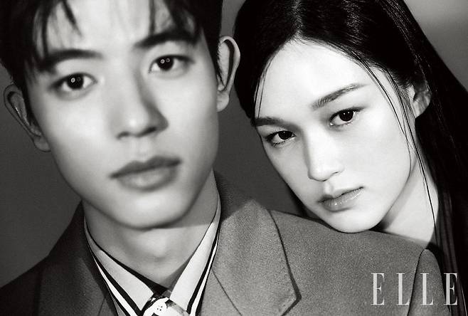 로몬이 입은 스트라이프 셔츠와 코트는 모두 Moschino. 이수현이 입은 재킷은 Dries Van Noten. 링은 Muahcho.